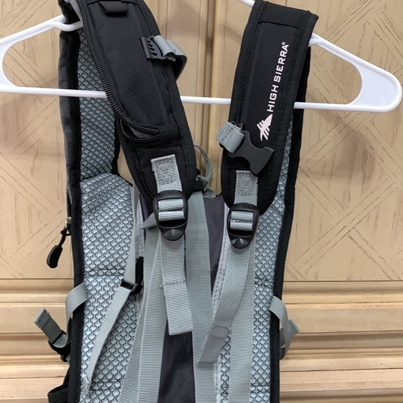 High Sierra, quick shot 70 backpack with 2.0 water, dispensing bag and hose.NWOT - Picture 5 of 10